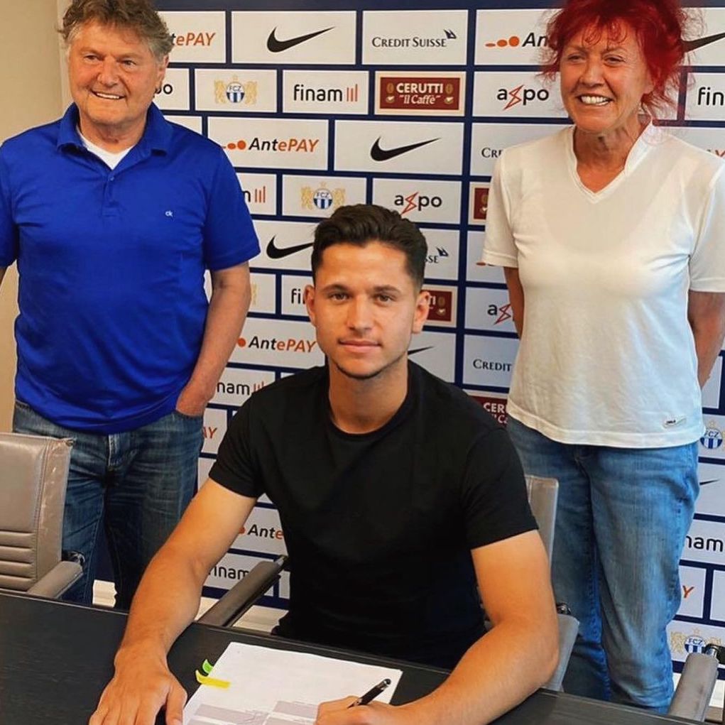 Signing of Stephan Seiler's first professional contract with FC Zurich